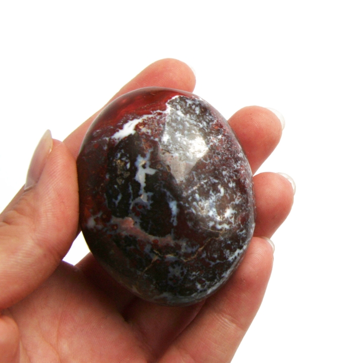 Polerowany jaspis w owalnym kształcie.