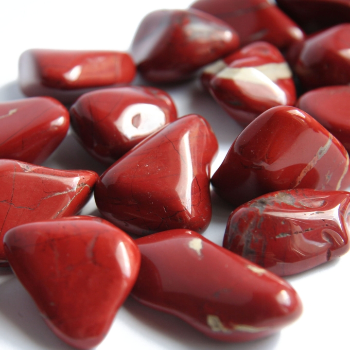 Polerowane kamienie jaspis czerwony.