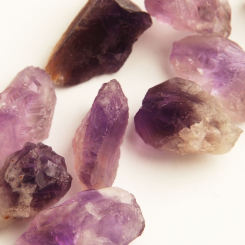 Surowy ametyst - bryłki dla kolekcjonerów kamieni szlachetnych.