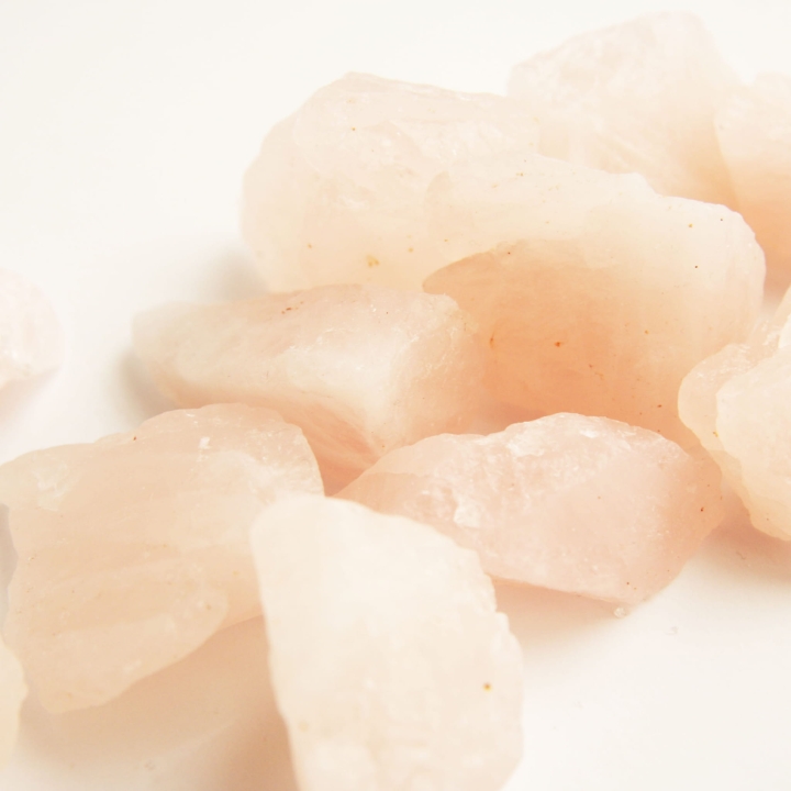 Kolekcjonerskie bryłki kwarcu różowego w różnych kształtach.