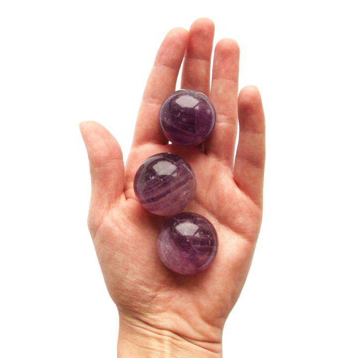 Wypolerowane kule z ametystu o średnicy 30 mm i wadze 50 g.