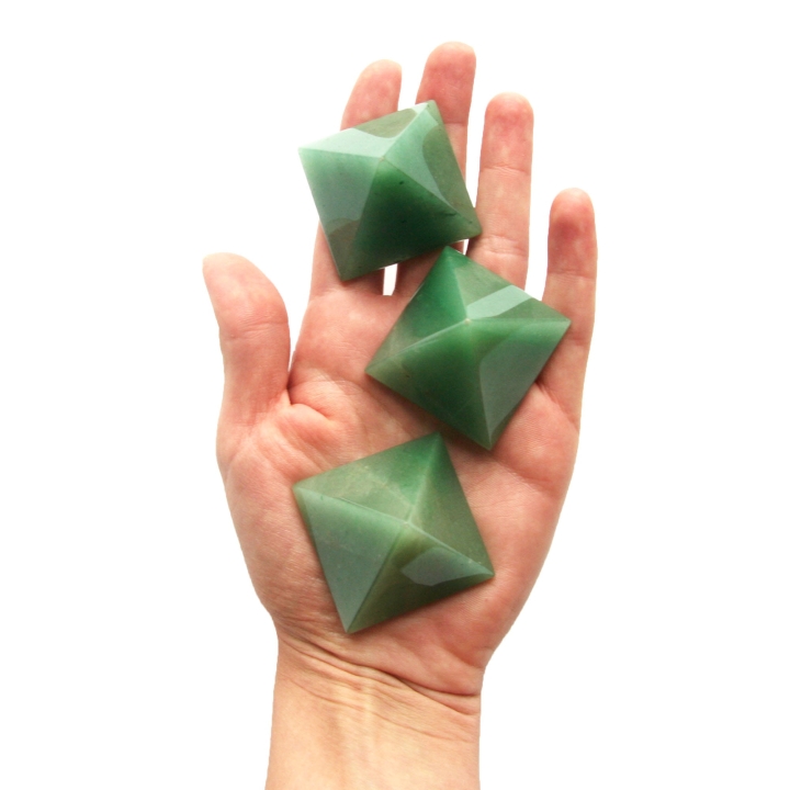 Piramida z awenturynu o wysokości 35 mm.