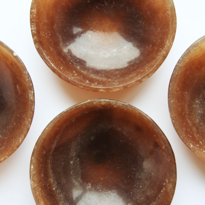 Miski z kamieni szlachetnych i minerałów.