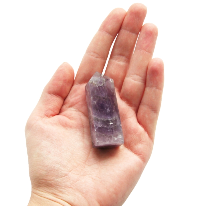 Obelisk wykonany z kamienia ametystu.