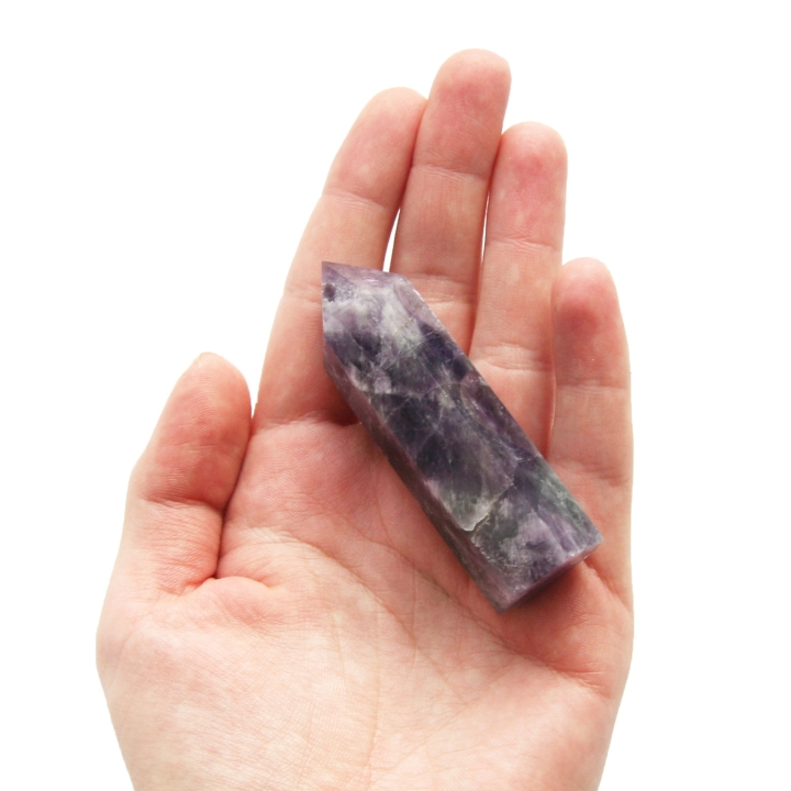 Obelisk, wieża z wypolerowanego ametystu o wysokości 70 mm.