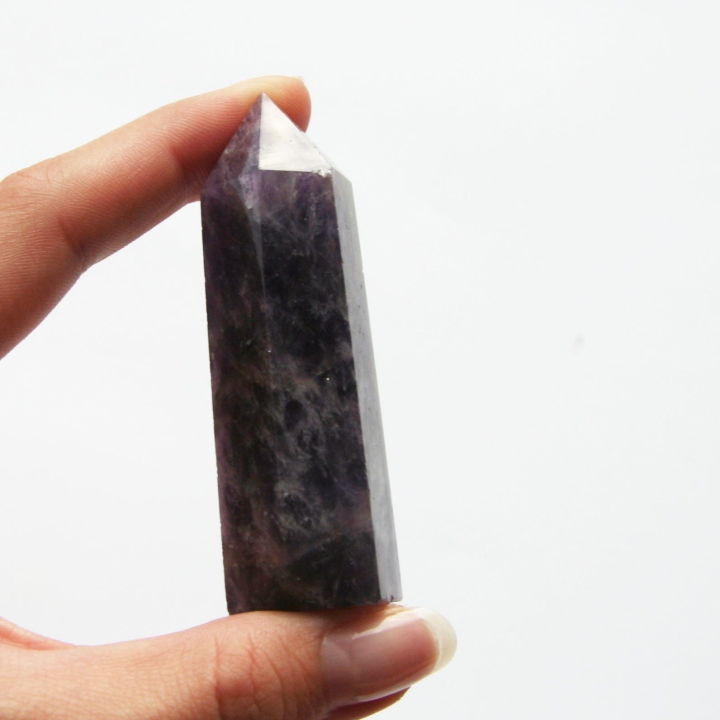 Ametystowy obelisk z naturalnego kamienia.