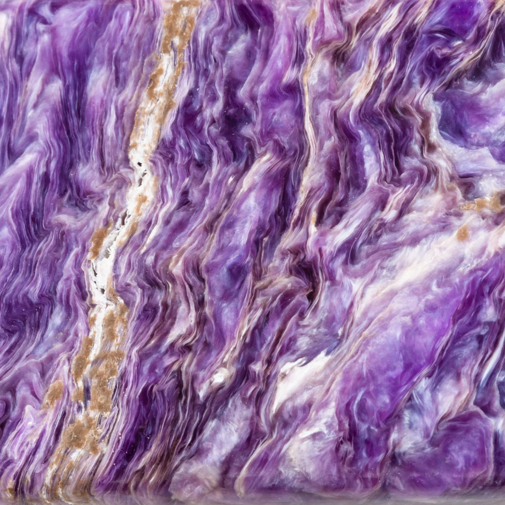 Czaroit – właściwości magiczne i energetyczne kamienia