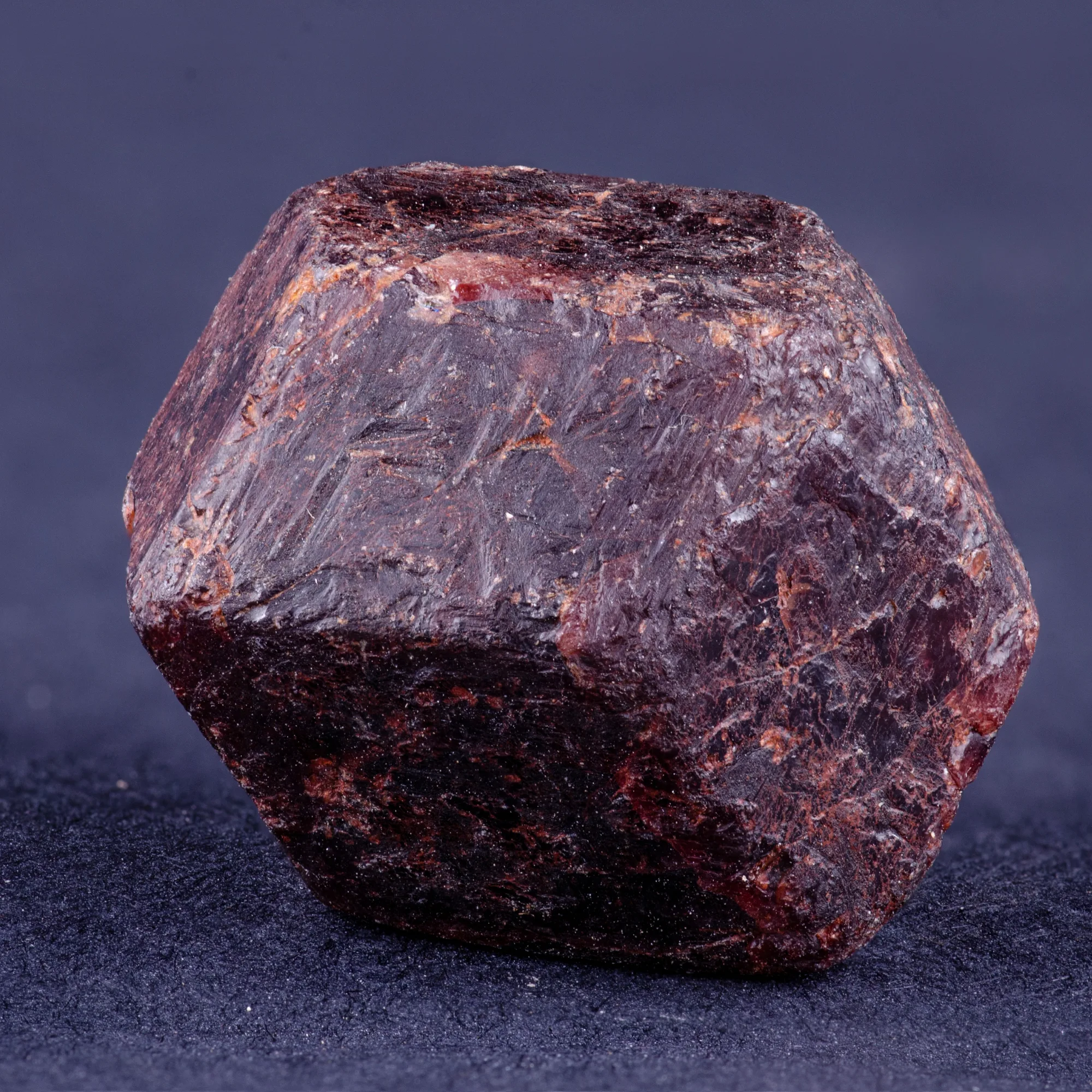 Granat – właściwości magiczne i energetyczne kamienia